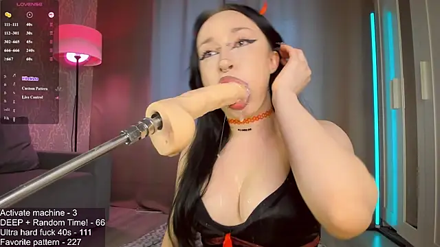Juicy_Vikki live cam on StripChat