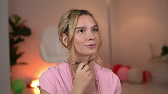 SvveetLuna live sex cam
