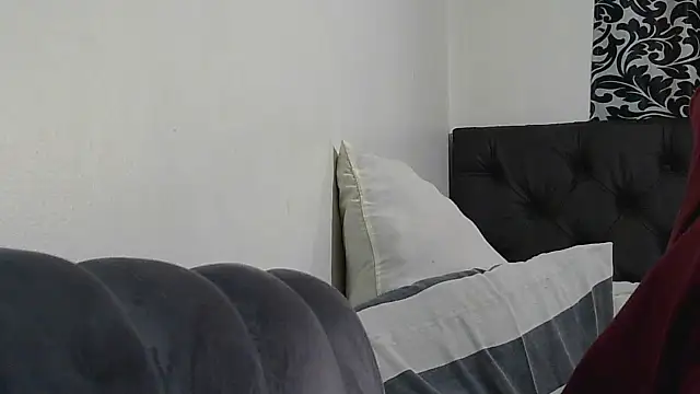 sluttylaura21 webcam