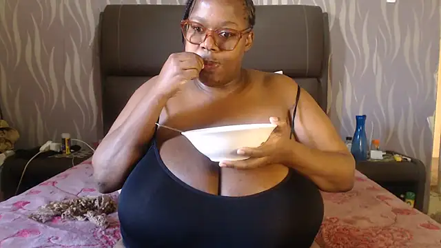 BoobsQueen46K webcam