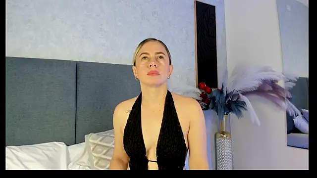 roxxyfiore (F milf) - deep blowjob