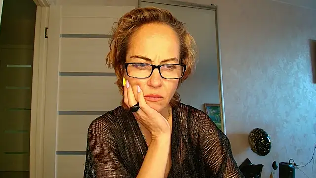 LioraWeiss live cam on StripChat
