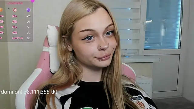 MelonyEmo webcam