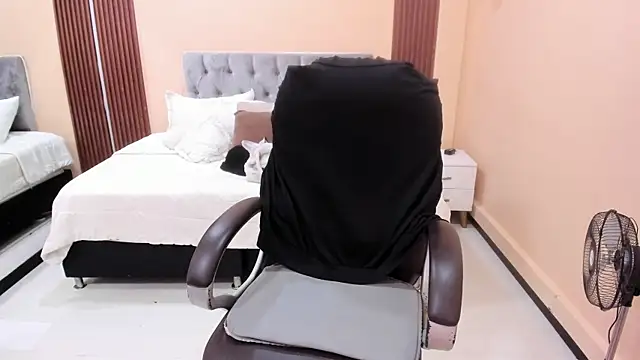 Bela_Craxkerr webcam