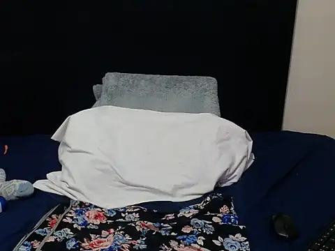KinkyPetite18 webcam