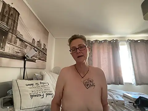 Curvy-Jinx live cam on StripChat