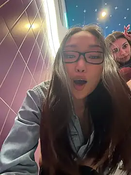 trytomakememoam live cam on StripChat
