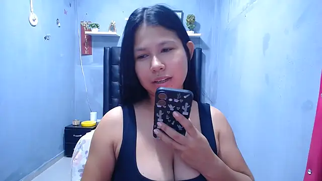 Letty_Plugxo webcam