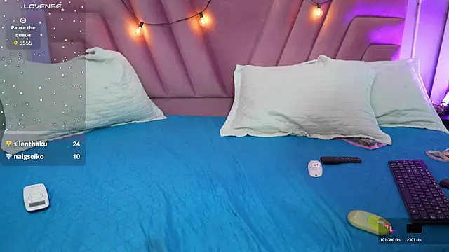 hornybarelylegalgirl live cam on StripChat
