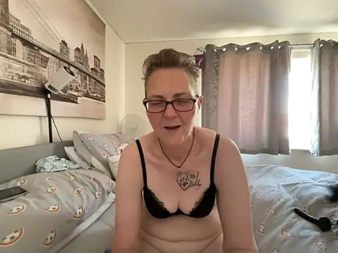 Curvy-Jinx webcam