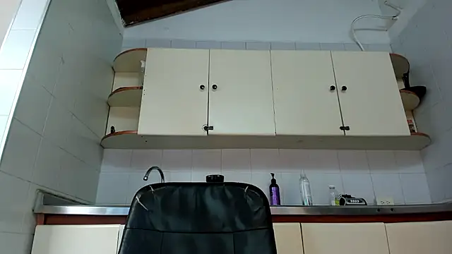 BustyGlow live cam on StripChat