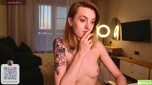MiaKomoi live cam on StripChat