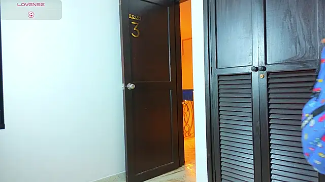 CURVYANDKING_CR webcam