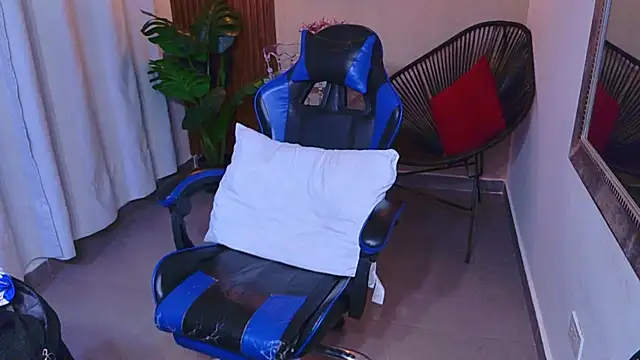 Kenya--Buhle live cam on StripChat