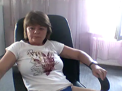 MoonLady40 live cam on StripChat