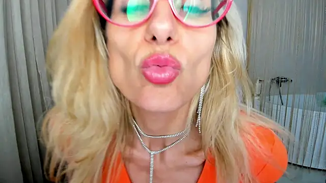 MuseOfStage live cam on StripChat