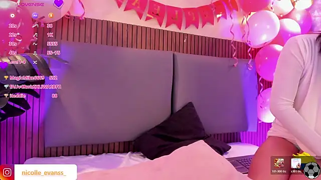 NicolleeEvanss webcam