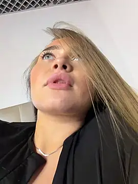MonicaWestt webcam