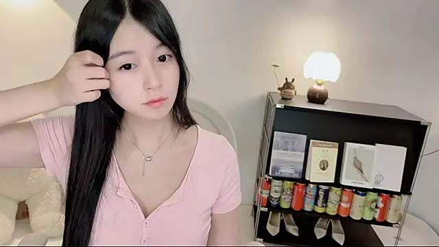 Onechestnut live cam on StripChat