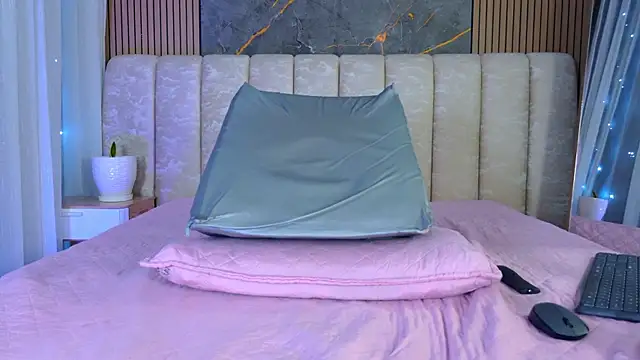 mia_scot webcam