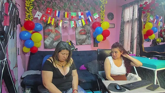 lesbiancuple live cam on StripChat