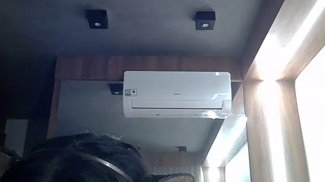 SkinnyKitten live cam on StripChat
