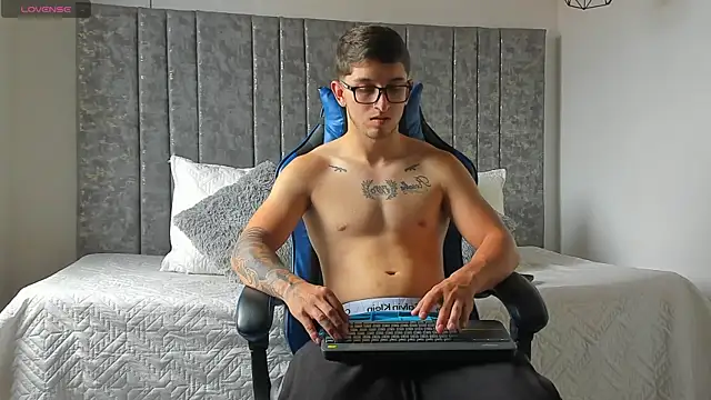 Calvin_Hunter webcam
