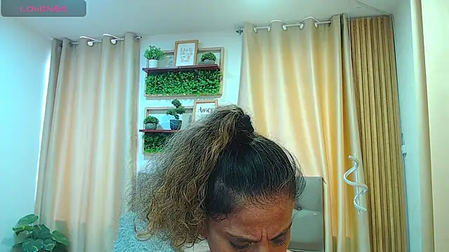 sasi_luna live cam on StripChat