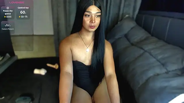 TrinityFucksYou live cam on StripChat