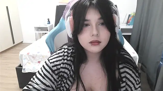 LunarMia live cam on StripChat