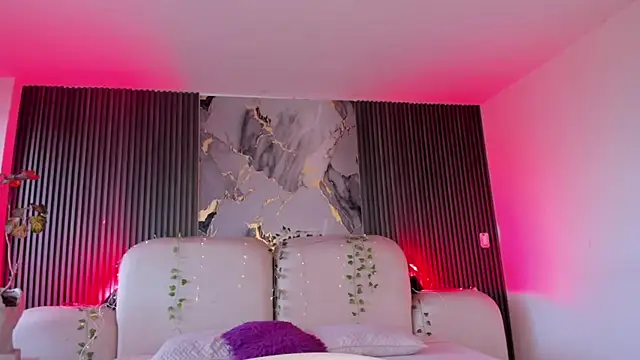 CarolineFyre live cam on StripChat