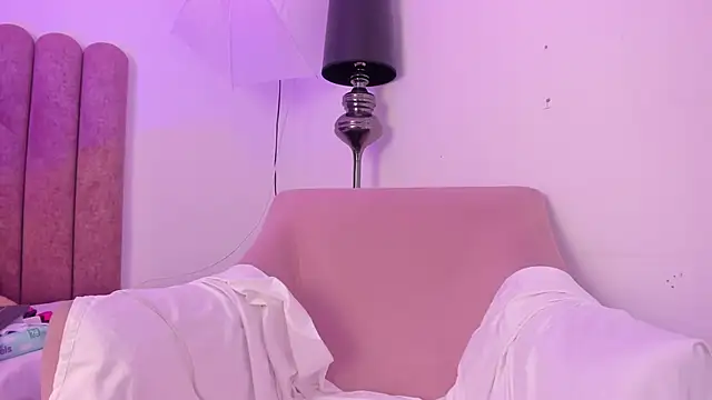EmilyHanks_ live cam on StripChat