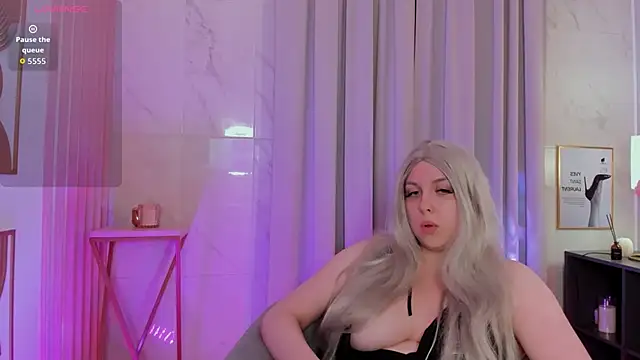 IceDafna live cam on StripChat