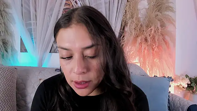 Nicolle_W live cam on StripChat