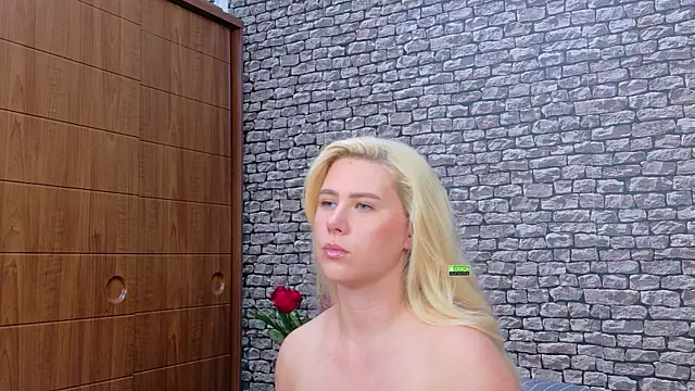 CuteBlondeMe live cam on StripChat