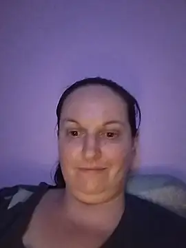BustyLadyAlma webcam