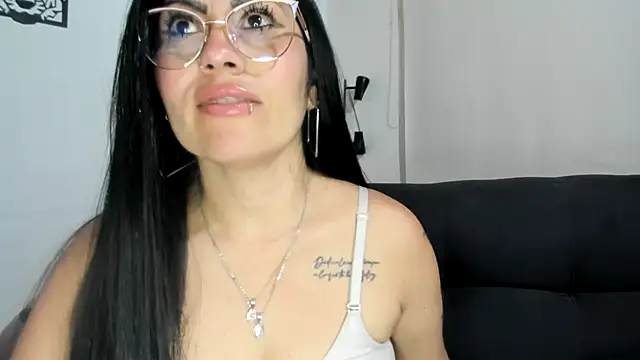 Tania_mature live cam on StripChat