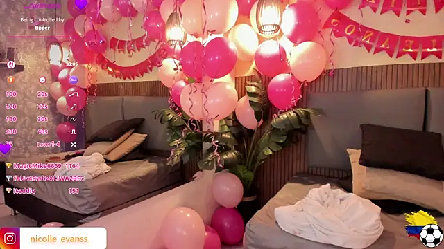 NicolleeEvanss webcam