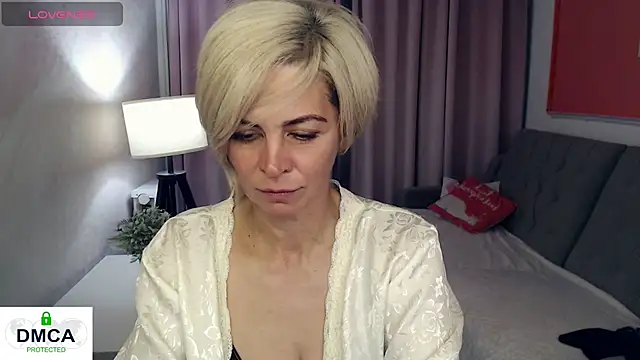 Blonde_lola444 webcam