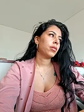 Luianna live cam on StripChat