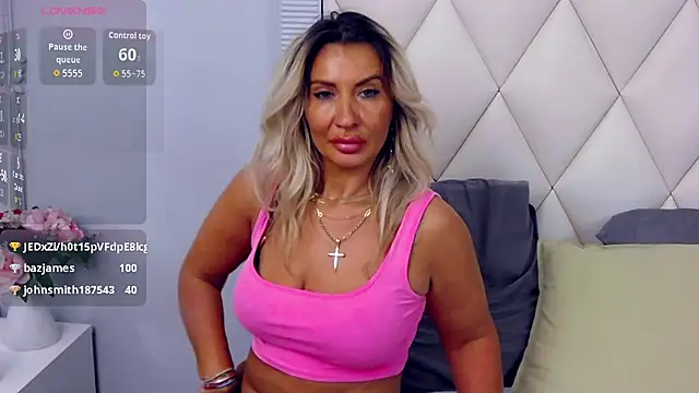 GinaBear live cam on StripChat