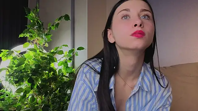 MiguelinaRasmuson live cam on StripChat