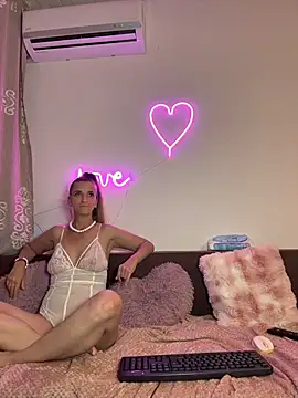 Sabrinedivinee live cam on StripChat