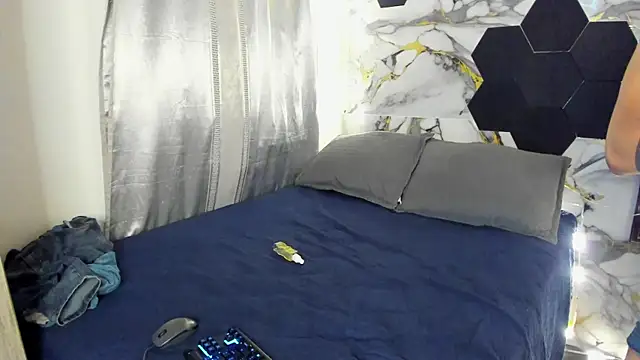 Goldendesirexx live cam on StripChat