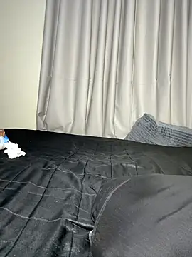 Hugemassivebootie live cam on StripChat