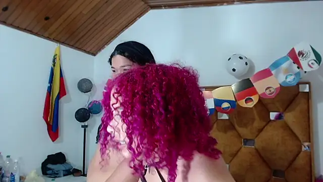 HOTTGIRLSCURVYS webcam