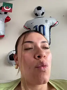 valery_mora live cam on StripChat