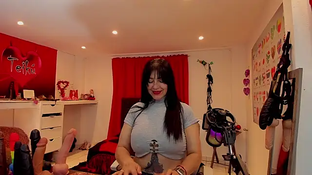 sarah_teiku (F mature) - squierts in your face