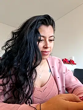 Luianna live cam on StripChat