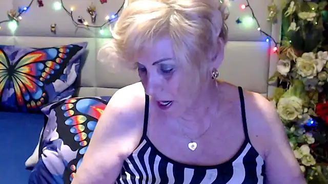 HappyWomanOn live cam on StripChat